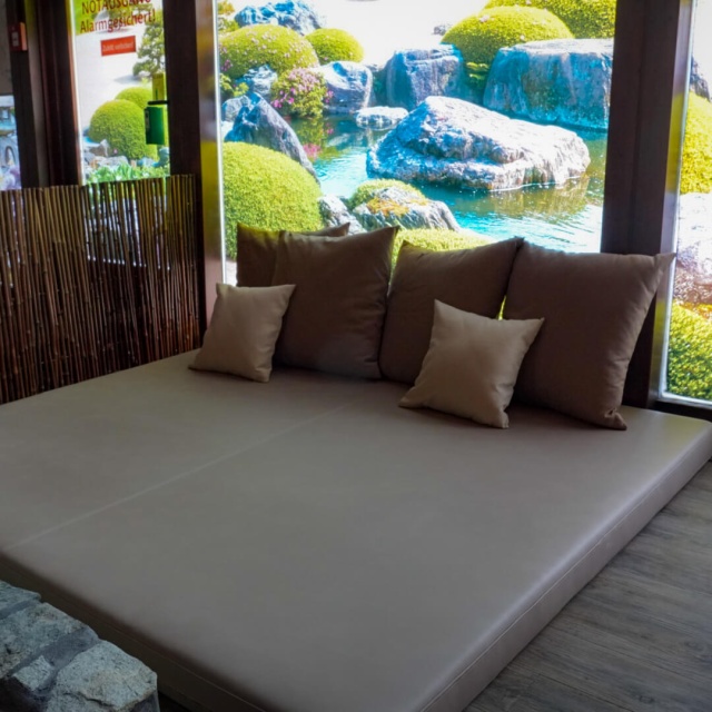 Liegebett in der Kurhessen Therme reservieren